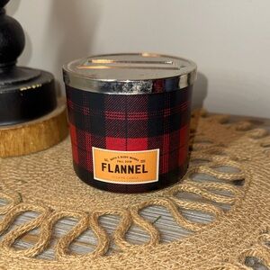 Bath & Body Works Flannel Candle - Red and Black Plaid
